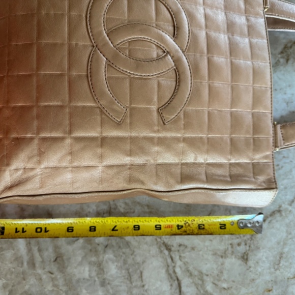 CHANEL GOLD TOTE - Picture 8 of 14